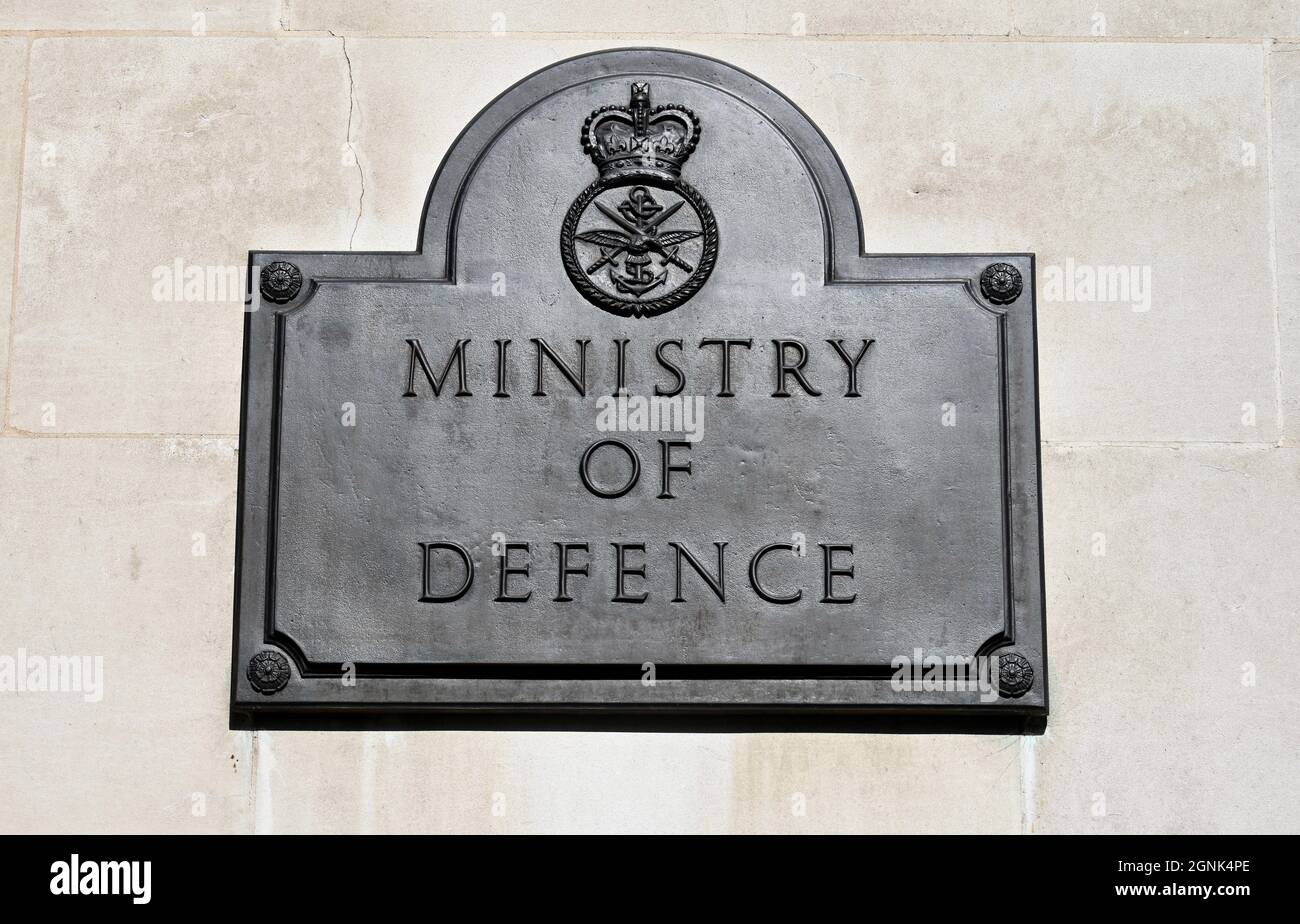 Schild des Verteidigungsministeriums, Hauptquartier der britischen Streitkräfte, Whitehall, London. VEREINIGTES KÖNIGREICH Stockfoto