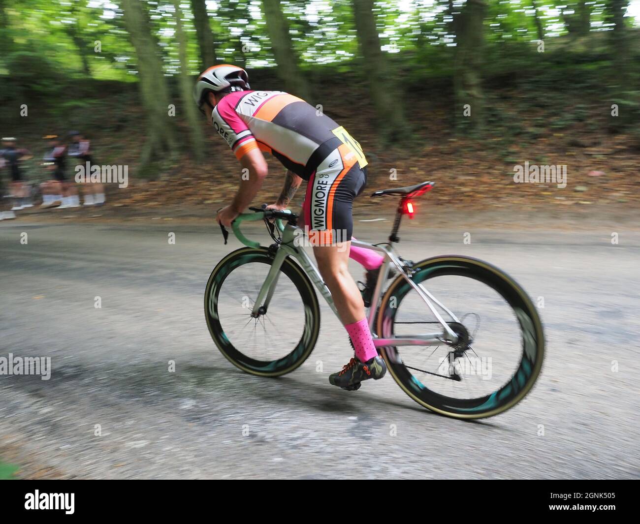 Hollingbourne, Kent, Großbritannien. September 2021. Fotos vom jährlichen Radfahrzeitfahren „Hollingbourne Hill Climb“, das vom Wigmore Cycling Club organisiert wird. Dies ist einer der kürzesten, aber am meisten strafenden Zeitversuche. Der Kurs ist der beste Teil einer Meile den zermürbenden Hollingbourne Hill hinauf, der sich mit einem sehr steilen Gefälle über die Nordabfälle in Kent erhebt, wobei der Gefälle auf halber Strecke noch weiter ansteigt! 41 Teilnehmer aus dem gesamten Südosten nahmen an diesem Saisonende Teil. Kredit: James Bell/Alamy Live Nachrichten Stockfoto