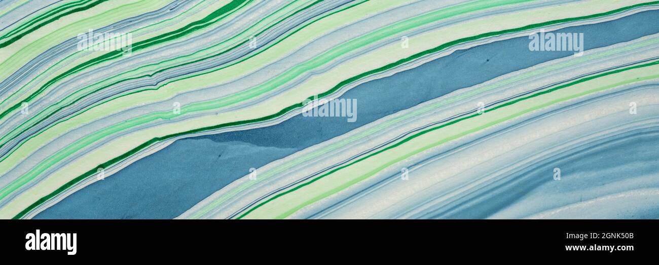 Hintergrund aus handgefertigtem Thai-Marmor-Maulbeerpapier in grün und blau mit fließendem Muster, Panorama-Webbanner Stockfoto