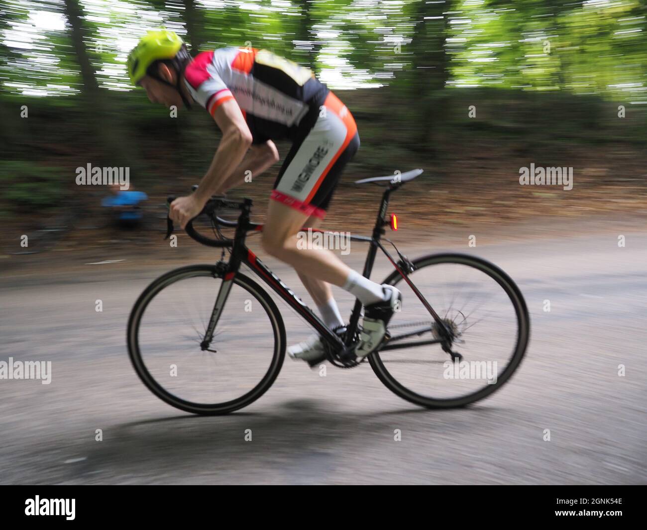 Hollingbourne, Kent, Großbritannien. September 2021. Fotos vom jährlichen Radfahrzeitfahren „Hollingbourne Hill Climb“, das vom Wigmore Cycling Club organisiert wird. Dies ist einer der kürzesten, aber am meisten strafenden Zeitversuche. Der Kurs ist der beste Teil einer Meile den zermürbenden Hollingbourne Hill hinauf, der sich mit einem sehr steilen Gefälle über die Nordabfälle in Kent erhebt, wobei der Gefälle auf halber Strecke noch weiter ansteigt! 41 Teilnehmer aus dem gesamten Südosten nahmen an diesem Saisonende Teil. Kredit: James Bell/Alamy Live Nachrichten Stockfoto