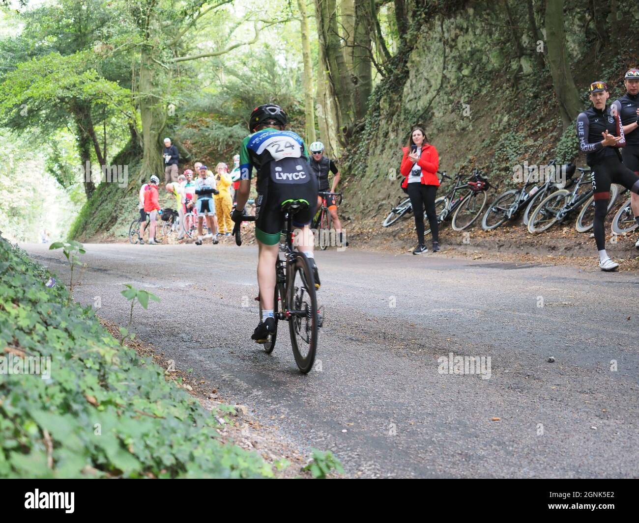 Hollingbourne, Kent, Großbritannien. September 2021. Fotos vom jährlichen Radfahrzeitfahren „Hollingbourne Hill Climb“, das vom Wigmore Cycling Club organisiert wird. Dies ist einer der kürzesten, aber am meisten strafenden Zeitversuche. Der Kurs ist der beste Teil einer Meile den zermürbenden Hollingbourne Hill hinauf, der sich mit einem sehr steilen Gefälle über die Nordabfälle in Kent erhebt, wobei der Gefälle auf halber Strecke noch weiter ansteigt! 41 Teilnehmer aus dem gesamten Südosten nahmen an diesem Saisonende Teil. Kredit: James Bell/Alamy Live Nachrichten Stockfoto