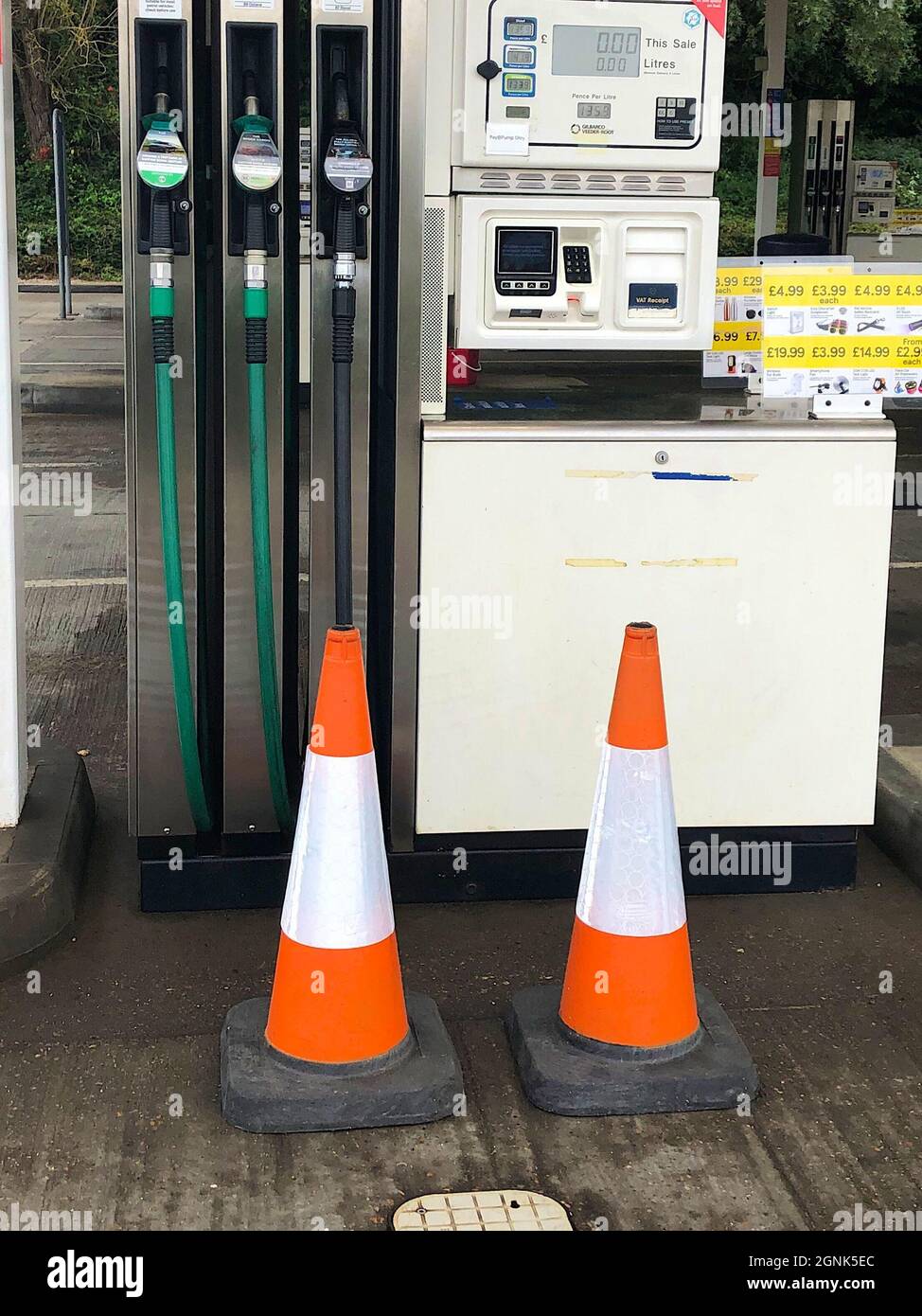 Ashford, Kent, Großbritannien. September 2021. Kraftstoffmangel, der die Tankstellen in Ashford, Kent, betrifft. Die Tesco-Tankstelle wurde aufgrund von Kraftstoffmangel an den Pumpen geschlossen. Foto-Kredit: Paul Lawrenson /Alamy Live Nachrichten Stockfoto