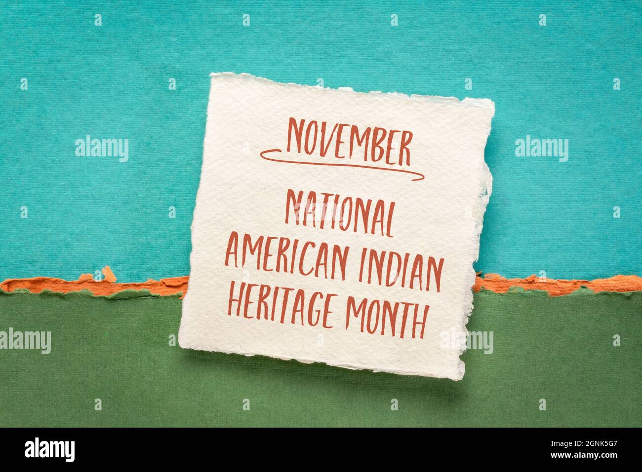 November - National American Indian Heritage Month, Handschrift auf handgeschöpftem Papier gegen abstrakte Papierlandschaft, Erinnerung an Geschichte und Kult Stockfoto
