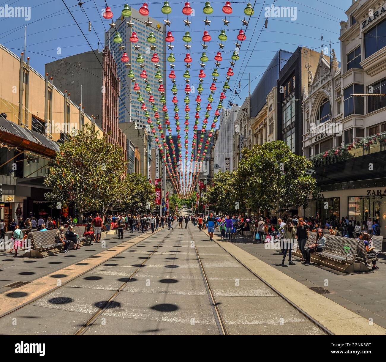 38 Burke Street Mall Melbourne, Victoria Australien, 17. Dezember 2013. Sonniger Tag vor der Weihnachtsfeier. Stockfoto