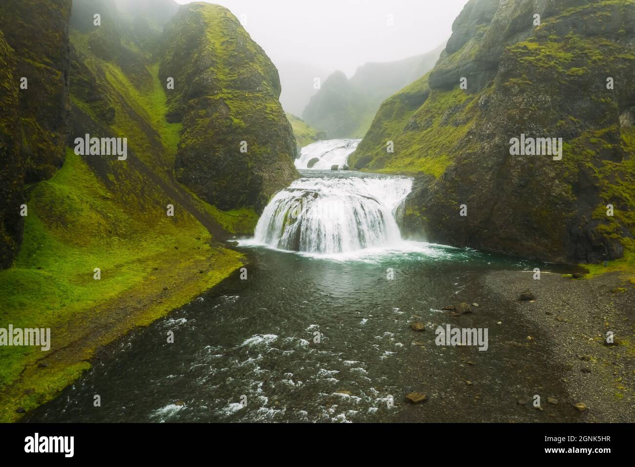 Schöne Luftaufnahme der Stjornarfoss Wasserfälle in der Sommersaison. Island Stockfoto