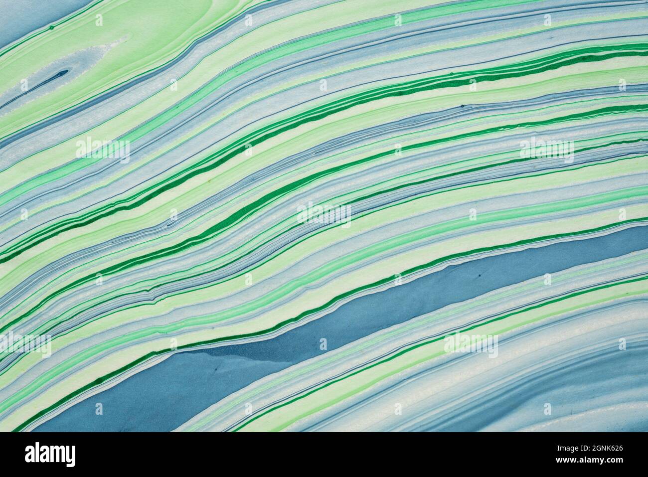 Hintergrund aus handgefertigtem Thai Marmorpapier in grün und blau mit fließendem Muster Stockfoto