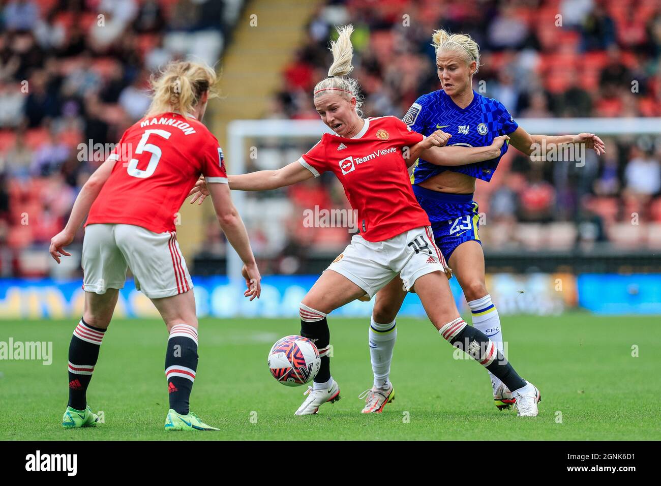 Jackie Groenen (14) von Manchester United Women schützt den Ball vor Pernille Harder (23) von Chelsea F.C Women Stockfoto