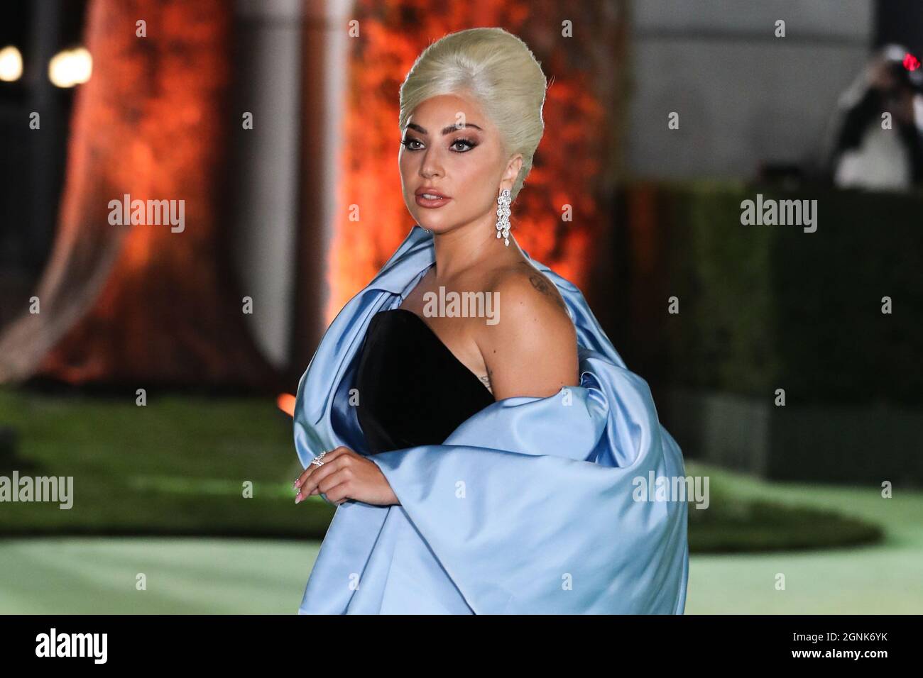 LOS ANGELES, KALIFORNIEN, USA - 25. SEPTEMBER: Sängerin Lady Gaga (Stefani Joanne Angelina Germanotta) in einem maßgeschneiderten Schiaparelli-Kleid und Chopard-Schmuck kommt bei der Eröffnungsgala des Academy Museum of Motion Picturs an, die am 25. September 2021 in Los Angeles, Kalifornien, USA, stattfand. (Foto von Xavier Collin/Image Press Agency) Stockfoto