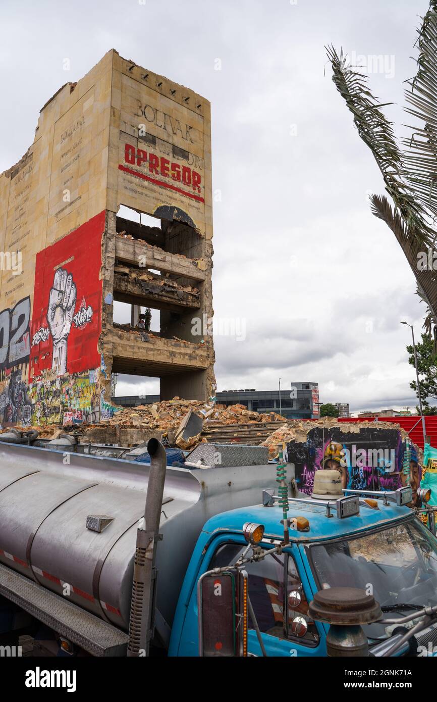 Bogota, Kolumbien, 25. September 2021, Zerstörung des Denkmals der Helden, um Platz für den Durchgang der zukünftigen U-Bahn zu machen Stockfoto