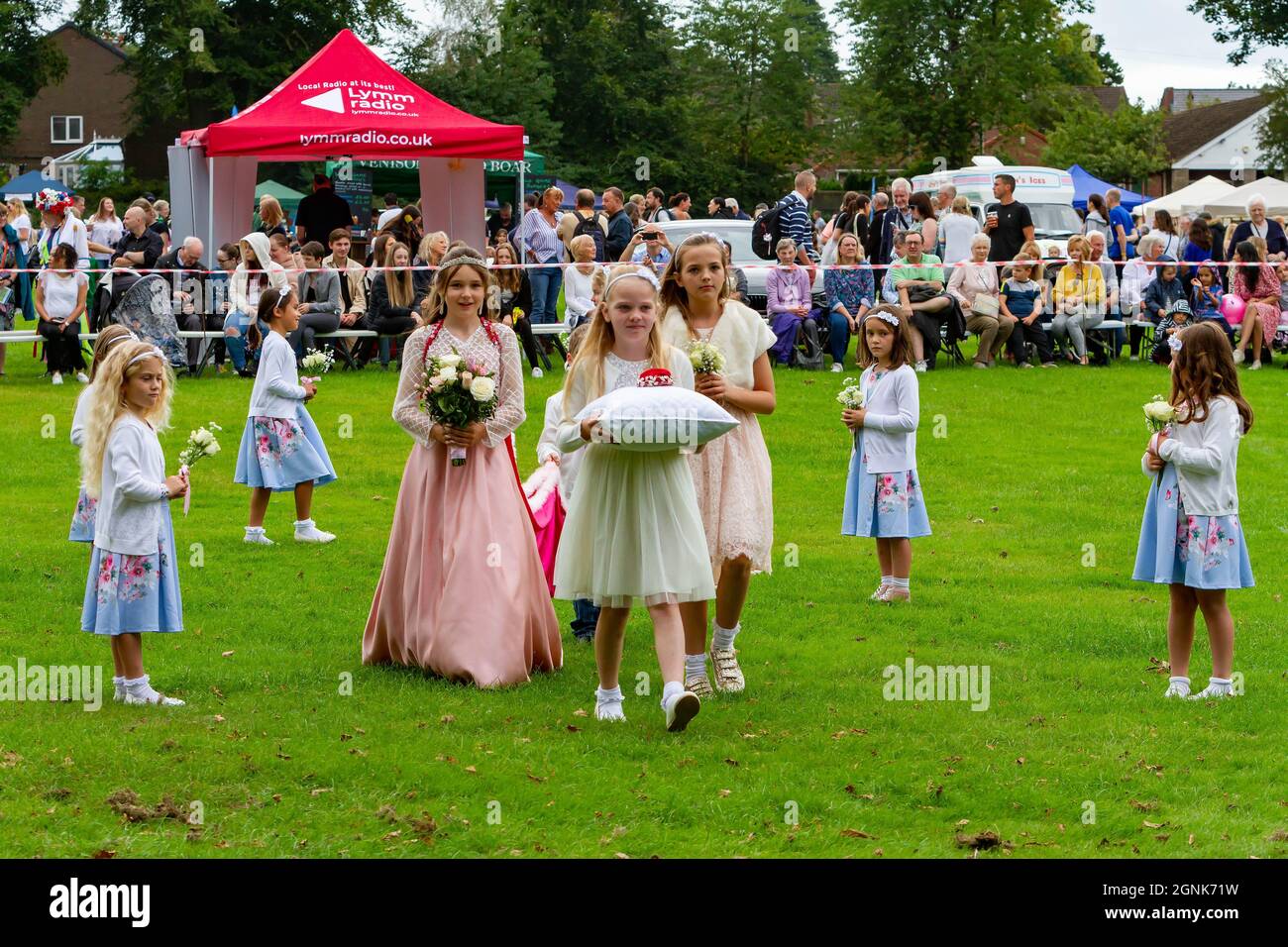 Lymm, KH, Großbritannien. September 2021. 25. September 2021 - im Dorf Lymm in Ceshire fand das jährliche Lymm May Queen Festival statt, das aufgrund der COVID-19-Pandemie Anfang des Jahres verschoben wurde. Lymm Rose Queen wurde auch bei diesem Event gekrönt Credit: John Hopkins/Alamy Live News Stockfoto