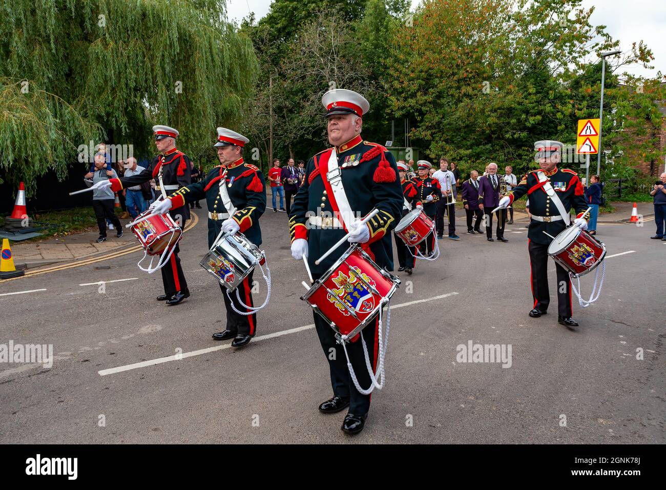 25. September 2021 - im Dorf Lymm in Ceshire fand das jährliche Lymm May Queen Festival statt, das aufgrund der COVID-19-Pandemie Anfang des Jahres verschoben wurde. Auch Lymm Rose Queen wurde bei diesem Event gekrönt. Ches-Drums und Bugles Stockfoto