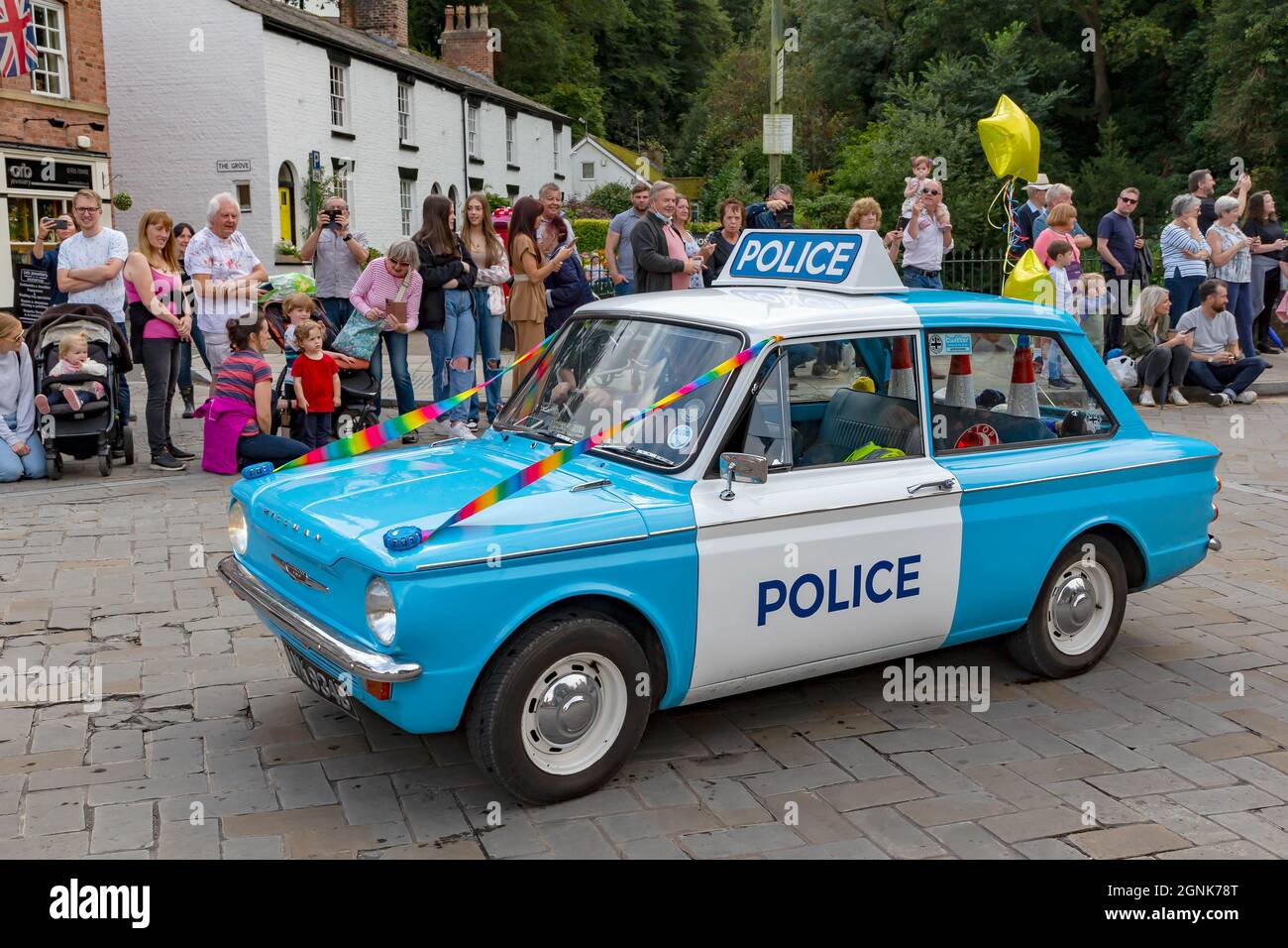 Lymm, KH, Großbritannien. September 2021. 25. September 2021 - im Dorf Lymm in Ceshire fand das jährliche Lymm May Queen Festival statt, das aufgrund der COVID-19-Pandemie Anfang des Jahres verschoben wurde. Lymm Rose Queen wurde auch bei diesem Event gekrönt Credit: John Hopkins/Alamy Live News Stockfoto