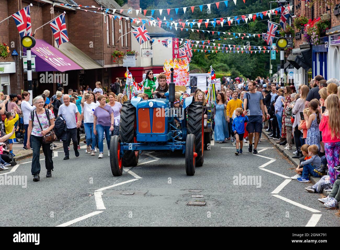 Lymm, KH, Großbritannien. September 2021. 25. September 2021 - im Dorf Lymm in Ceshire fand das jährliche Lymm May Queen Festival statt, das aufgrund der COVID-19-Pandemie Anfang des Jahres verschoben wurde. Lymm Rose Queen wurde auch bei diesem Event gekrönt Credit: John Hopkins/Alamy Live News Stockfoto