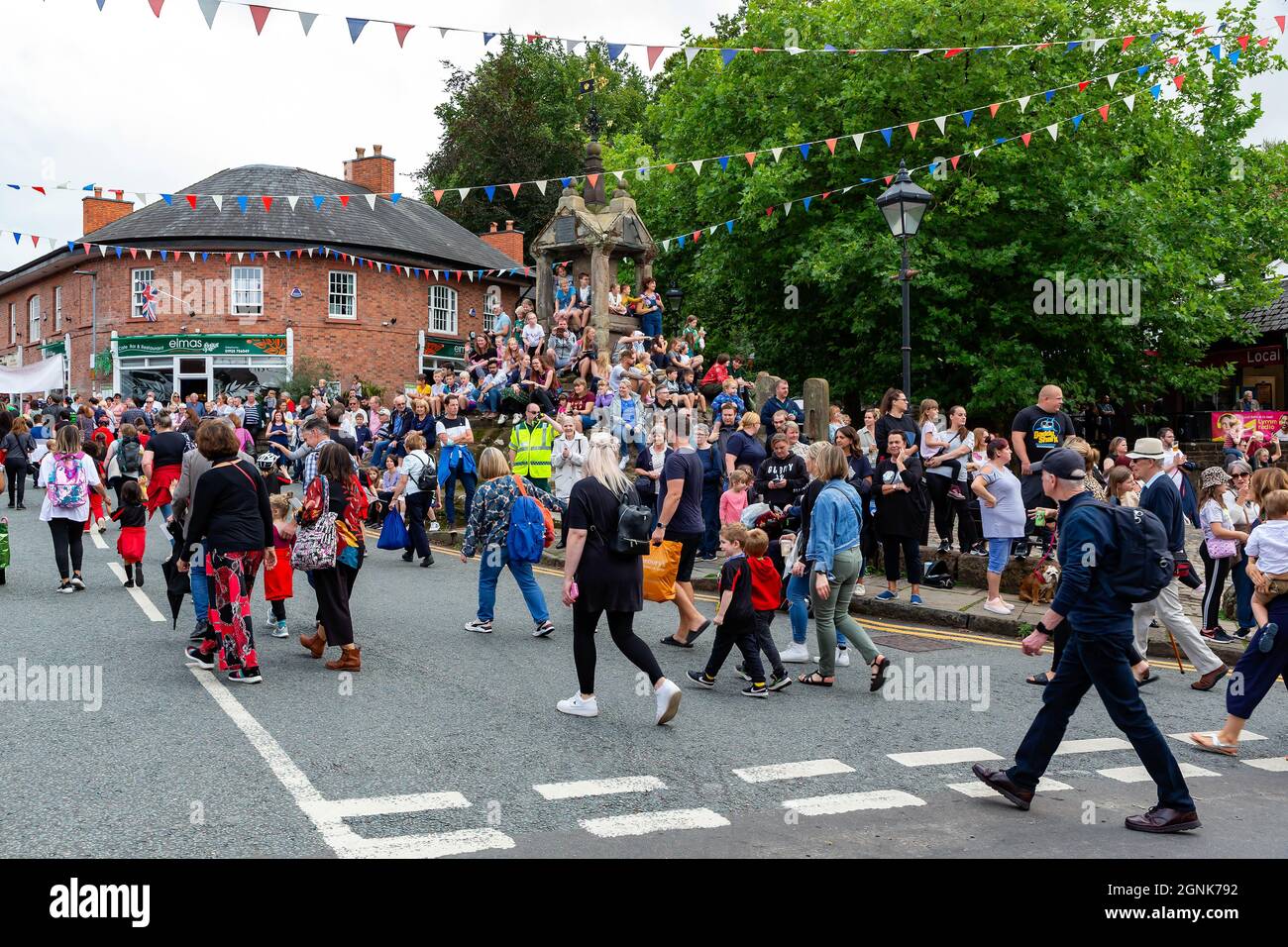 Lymm, KH, Großbritannien. September 2021. 25. September 2021 - im Dorf Lymm in Ceshire fand das jährliche Lymm May Queen Festival statt, das aufgrund der COVID-19-Pandemie Anfang des Jahres verschoben wurde. Lymm Rose Queen wurde auch bei diesem Event gekrönt Credit: John Hopkins/Alamy Live News Stockfoto