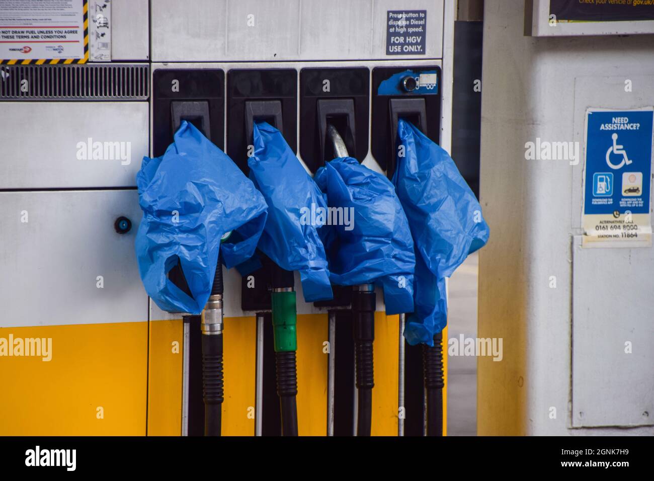 London, Großbritannien. September 2021. Plastiktüten, die an einer Shell-Station im Zentrum Londons auf den Griffen der Gaspumpe zu sehen sind.an vielen Stationen ist aufgrund eines Mangels an Lkw-Fahrern, verbunden mit Brexit und Panikkäufen, das Benzin ausgelaufen. Kredit: SOPA Images Limited/Alamy Live Nachrichten Stockfoto
