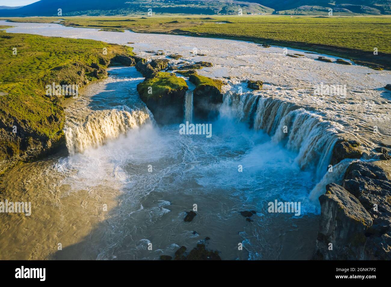 Die Luftaufnahme des schönen Wasserfalls von Godafoss nach Regentagen, Island in der Sommersaison Stockfoto