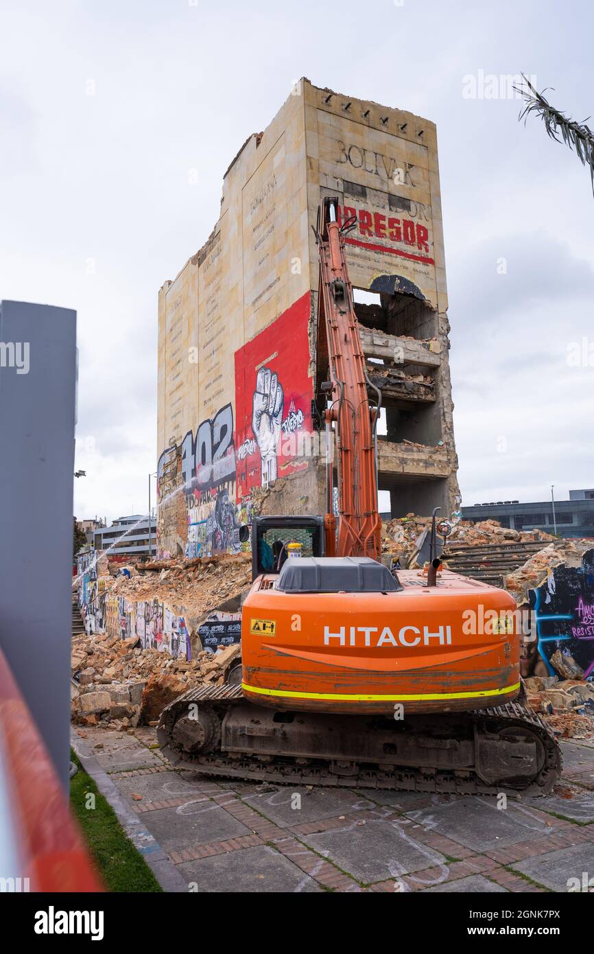 Bogota, Kolumbien, 25. September 2021, Zerstörung des Denkmals der Helden, um Platz für den Durchgang der zukünftigen U-Bahn zu machen Stockfoto