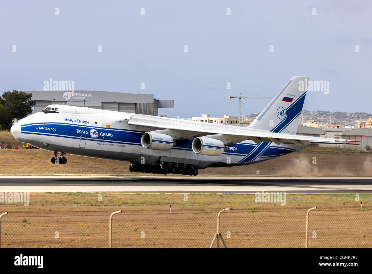 Wolga-Dnepr Airlines Antonov an-124-100 Ruslan (REG: RA-82079) hebt langsam von der Start- und Landebahn 13 ab. Stockfoto