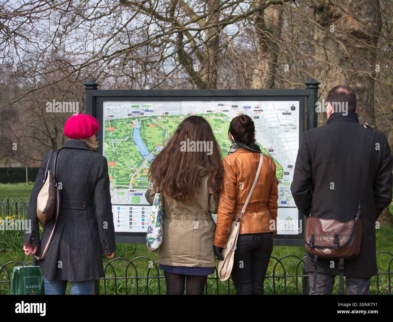 Tourist auf einer Karte von Hyde Park, London, Großbritannien. Stockfoto