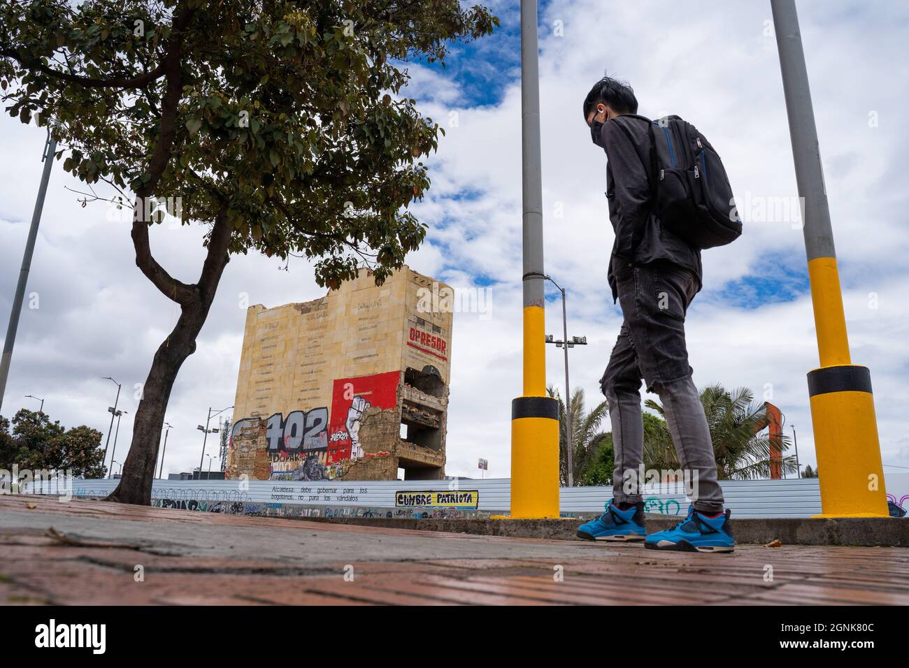 Bogota, Kolumbien, 25. September 2021, Zerstörung des Denkmals der Helden, um Platz für den Durchgang der zukünftigen U-Bahn zu machen Stockfoto