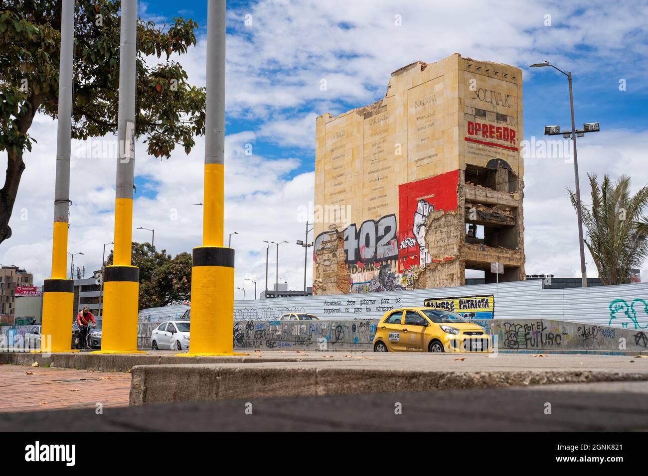 Bogota, Kolumbien, 25. September 2021, Zerstörung des Denkmals der Helden, um Platz für den Durchgang der zukünftigen U-Bahn zu machen Stockfoto