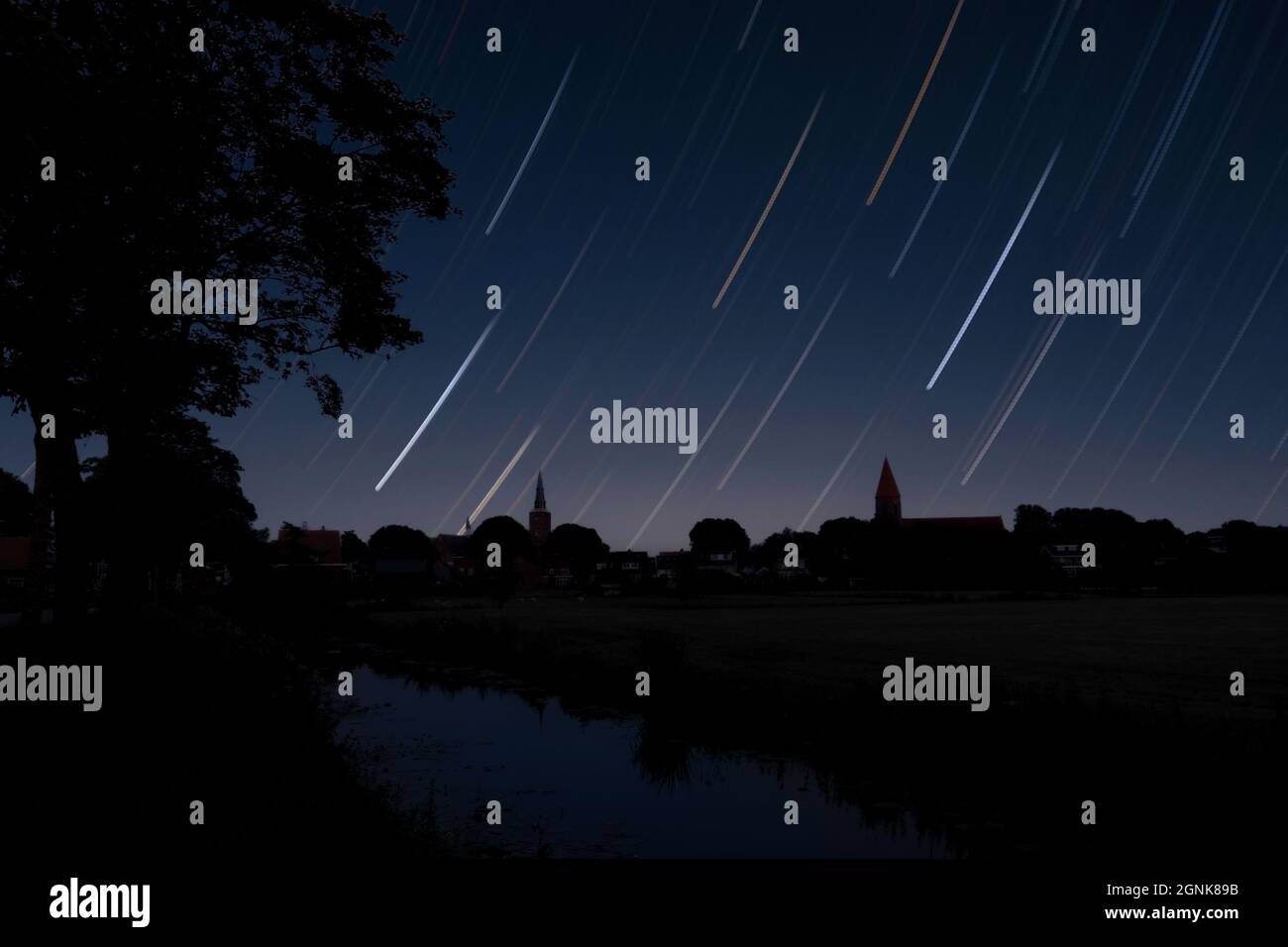 Sternenwanderungen über die holländische Landschaft bei Nacht. 3D-Illustration. Stockfoto