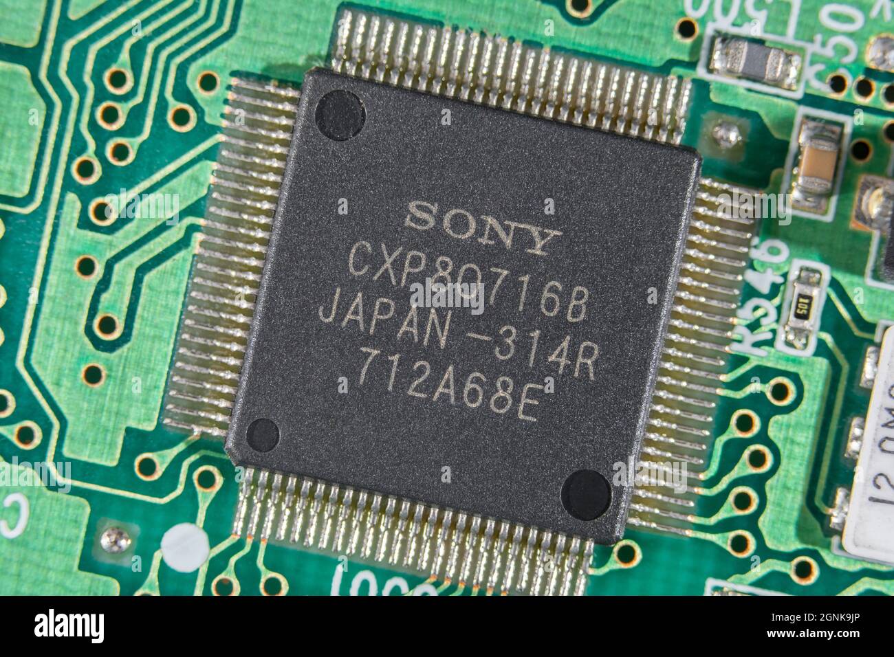 Flügelbeine oder Pinouts eines integrierten Halbleiters von Sony auf einer grünen leiterplatte. Für die Elektronik-Technologie, weltweite Chipknappheit Stockfoto