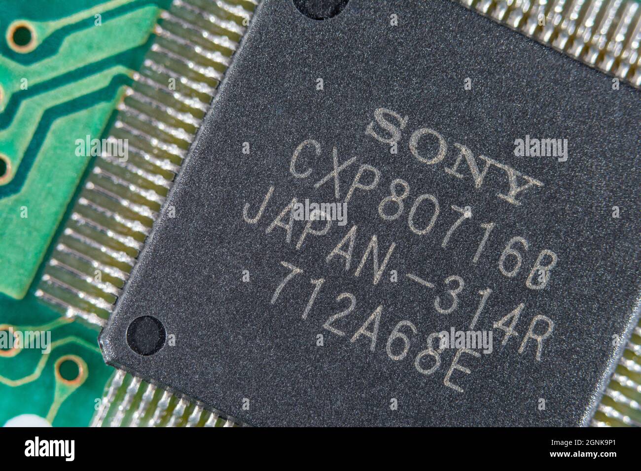 Flügelbeine oder Pinouts eines integrierten Halbleiters von Sony auf einer grünen leiterplatte. Für die Elektronik-Technologie, weltweite Chipknappheit Stockfoto