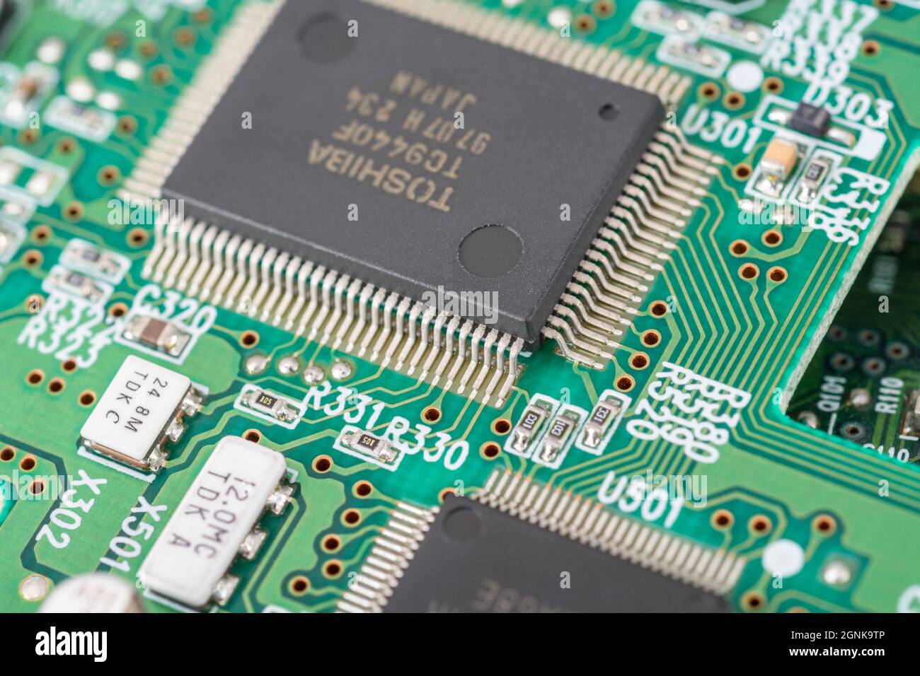 Flügelbeine/Pinouts von Toshiba Integrated Circuit/IC Semiconductor auf grüner leiterplatte. Für die Elektronik-Technologie, weltweite Chipknappheit Stockfoto