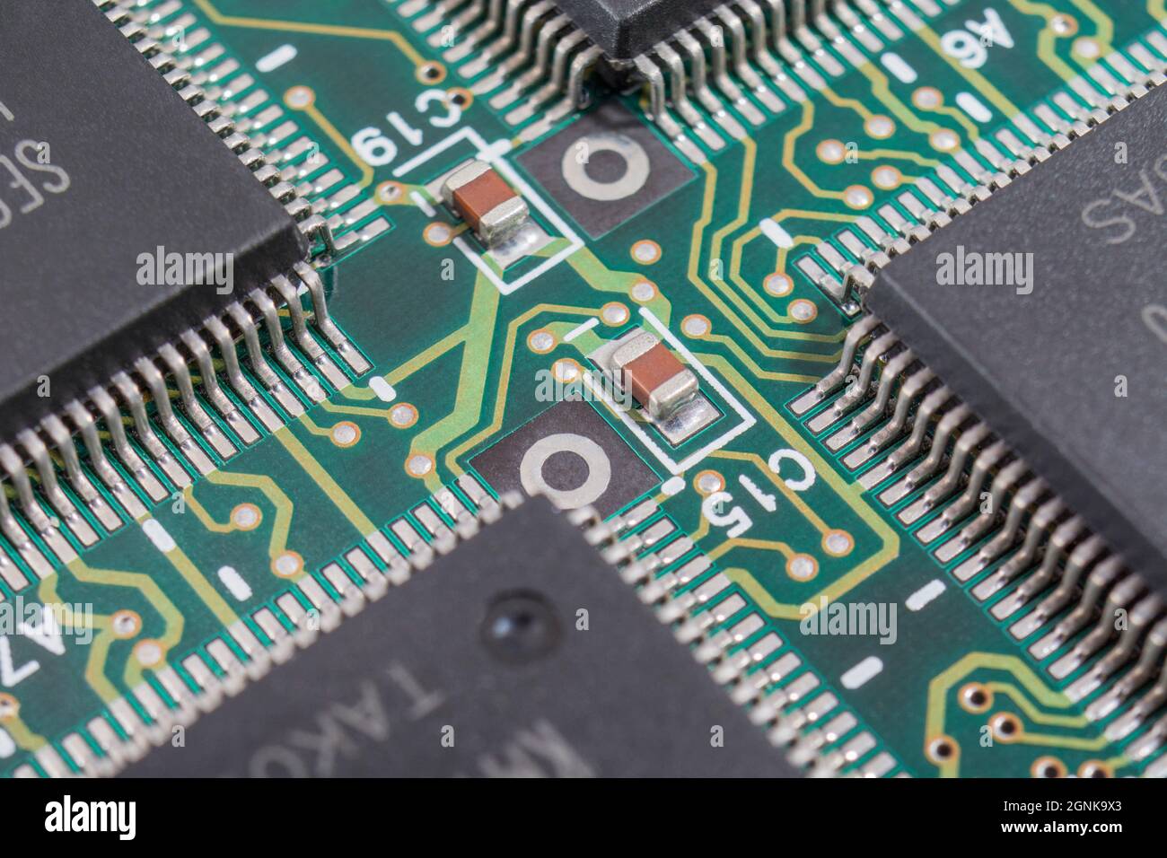 Flügelbeine oder Pinouts einer integrierten Schaltung/IC-Halbleiter und grünen leiterplatte. Für die Elektronik-Technologie, weltweit Mangel an Mikrochips Stockfoto