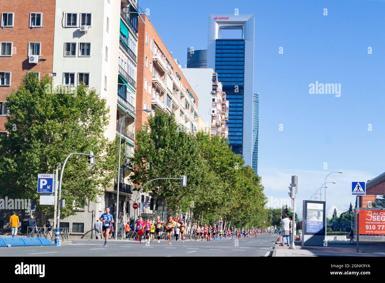 Eine Gruppe beliebter Sportler, die beim Halbmarathon in Madrid durch die Straßen von Madrid spazierengehen. In Spanien. Europa. Horizontale Fotografie. Stockfoto