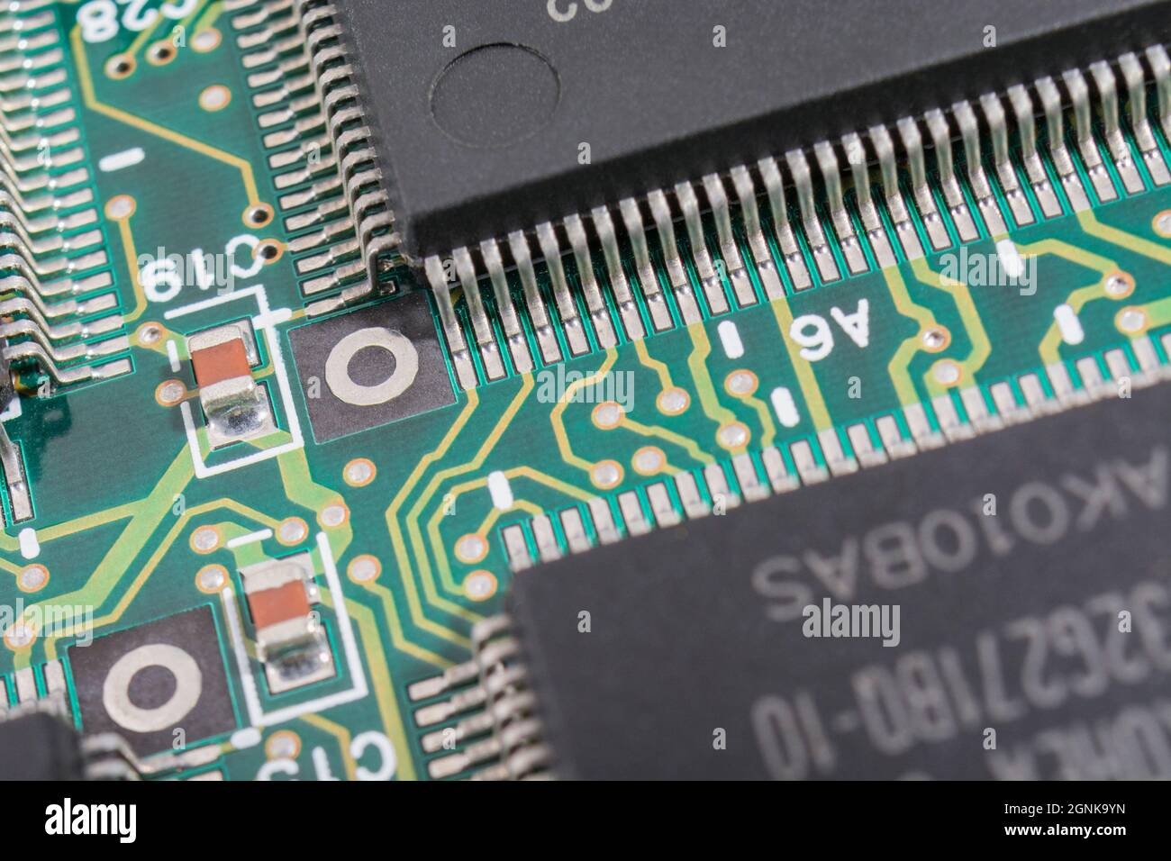 Flügelbeine oder Pinouts einer integrierten Schaltung/IC-Halbleiter und grünen leiterplatte. Für die Elektronik-Technologie, weltweit Mangel an Mikrochips Stockfoto