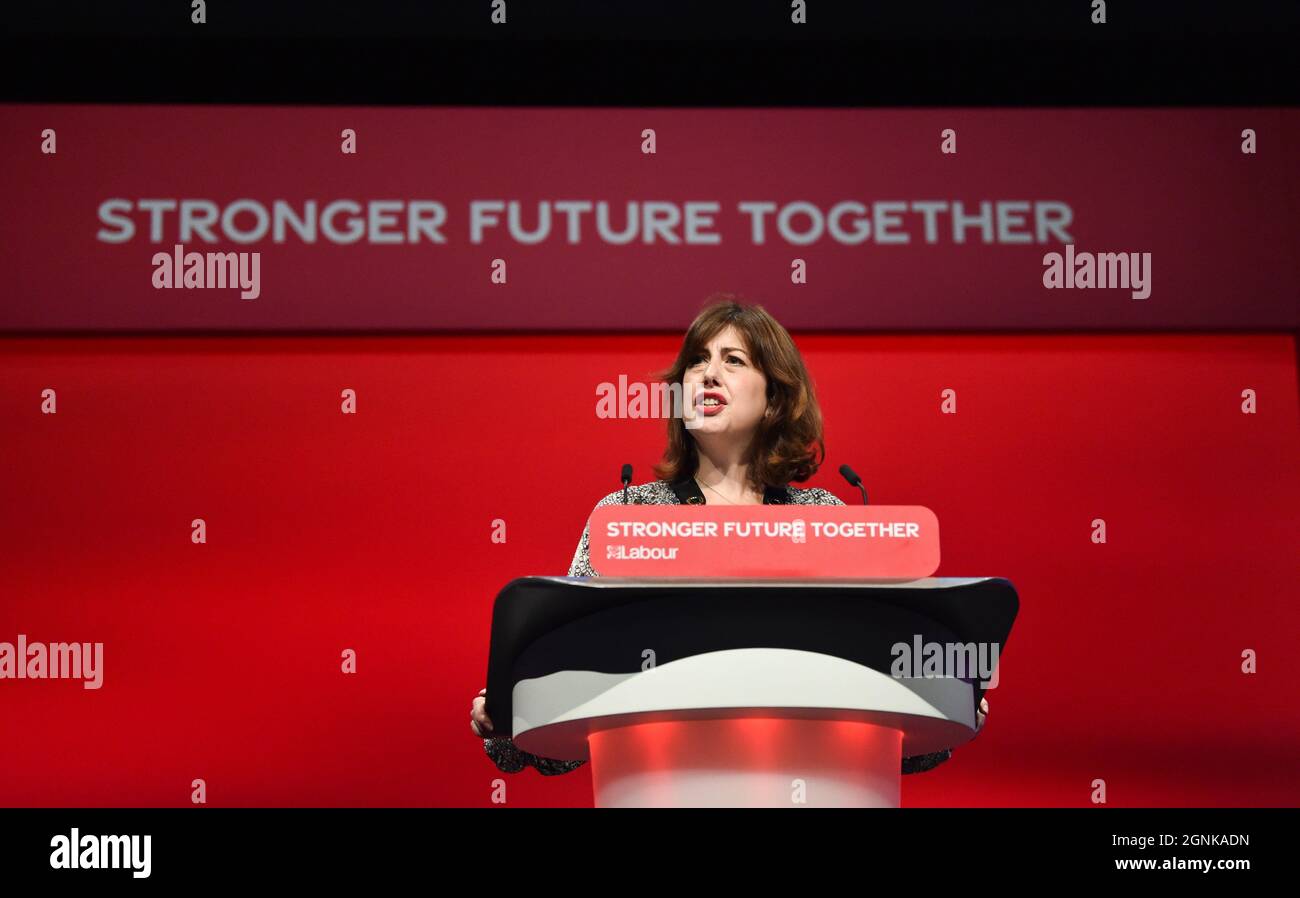 Brighton UK 26. September 2021 - Lucy Powell, die Schattenstaatssekretärin für Wohnungsbau, spricht auf der Labour Party Conference im Brighton Center : Credit Simon Dack / Alamy Live News Stockfoto