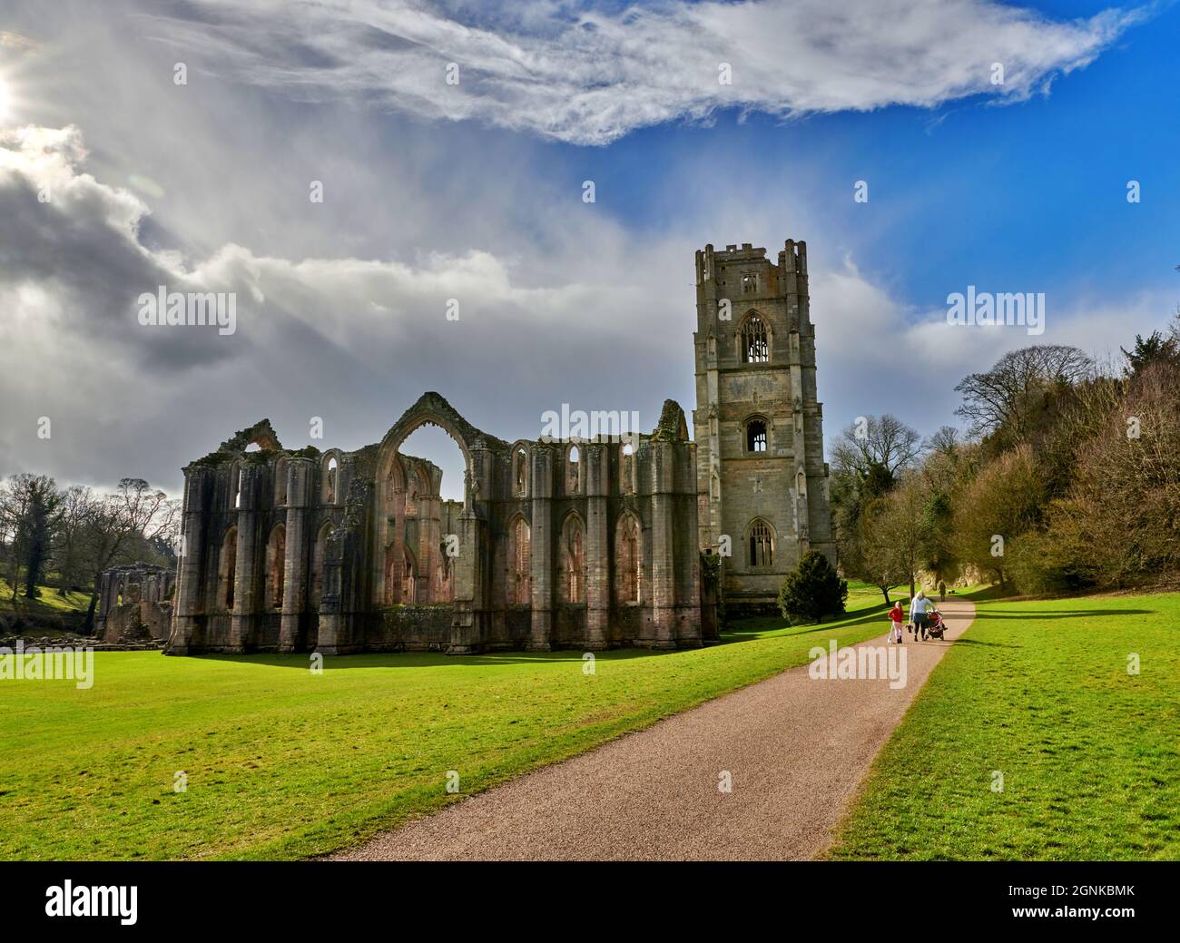 Sonnenstrahlen auf der Fountains Abbey in der Nähe von Ripon in North Yorkshire, England Stockfoto