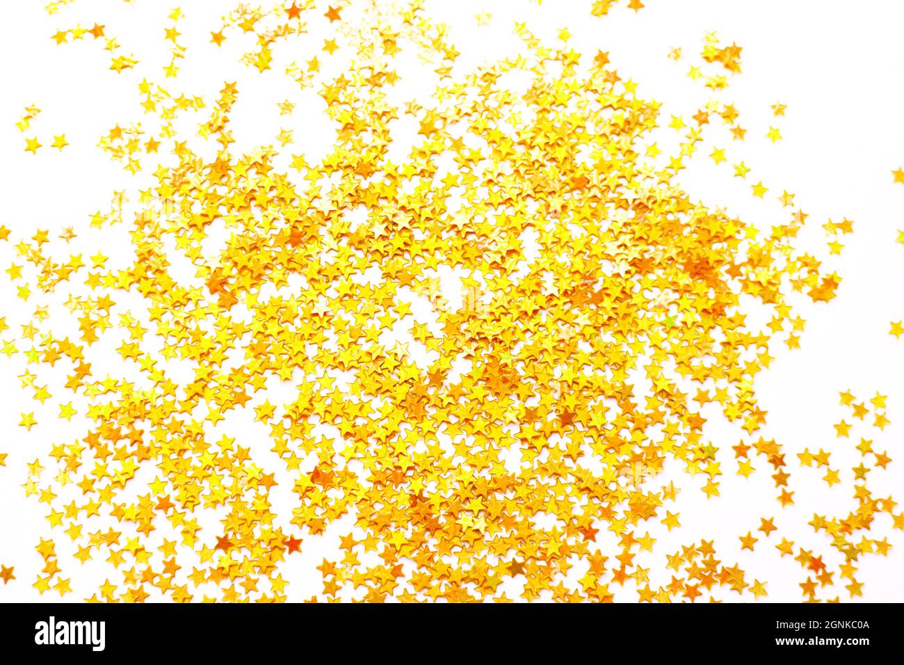 Hintergrund von glänzenden goldenen kleinen Sternen, weihnachtskonzept. Glitzerstruktur. Stockfoto