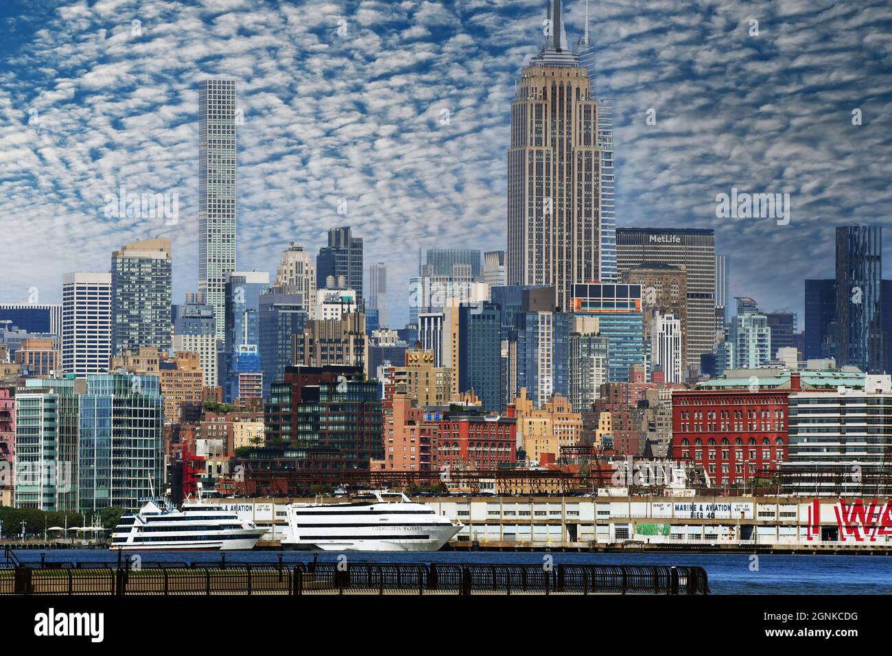 CITY CRUSH: Ein Blick über den Fluss von der Jersey City Waterfront bietet einen wunderschönen Blick auf die New Yorker Stadtlandschaft. Stockfoto