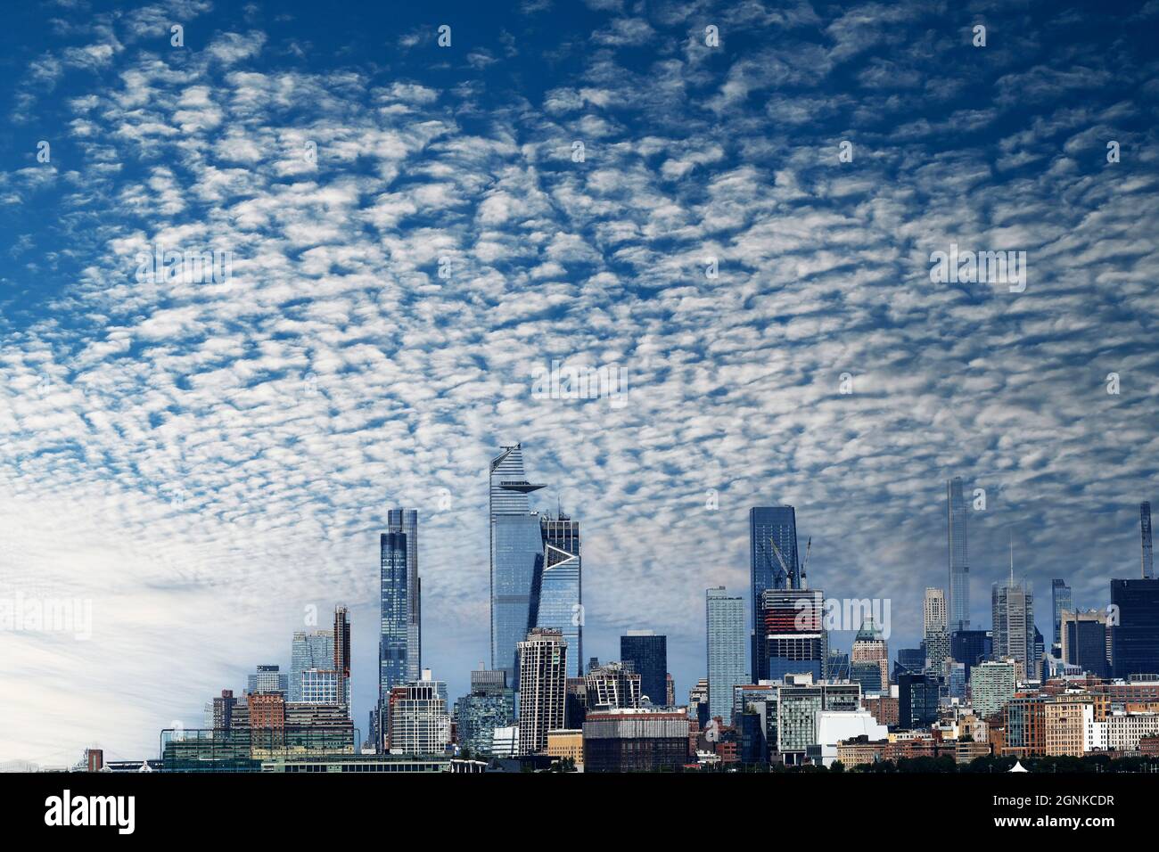 CITY CRUSH: Ein Blick über den Fluss von der Jersey City Waterfront bietet einen wunderschönen Blick auf die New Yorker Stadtlandschaft. Stockfoto