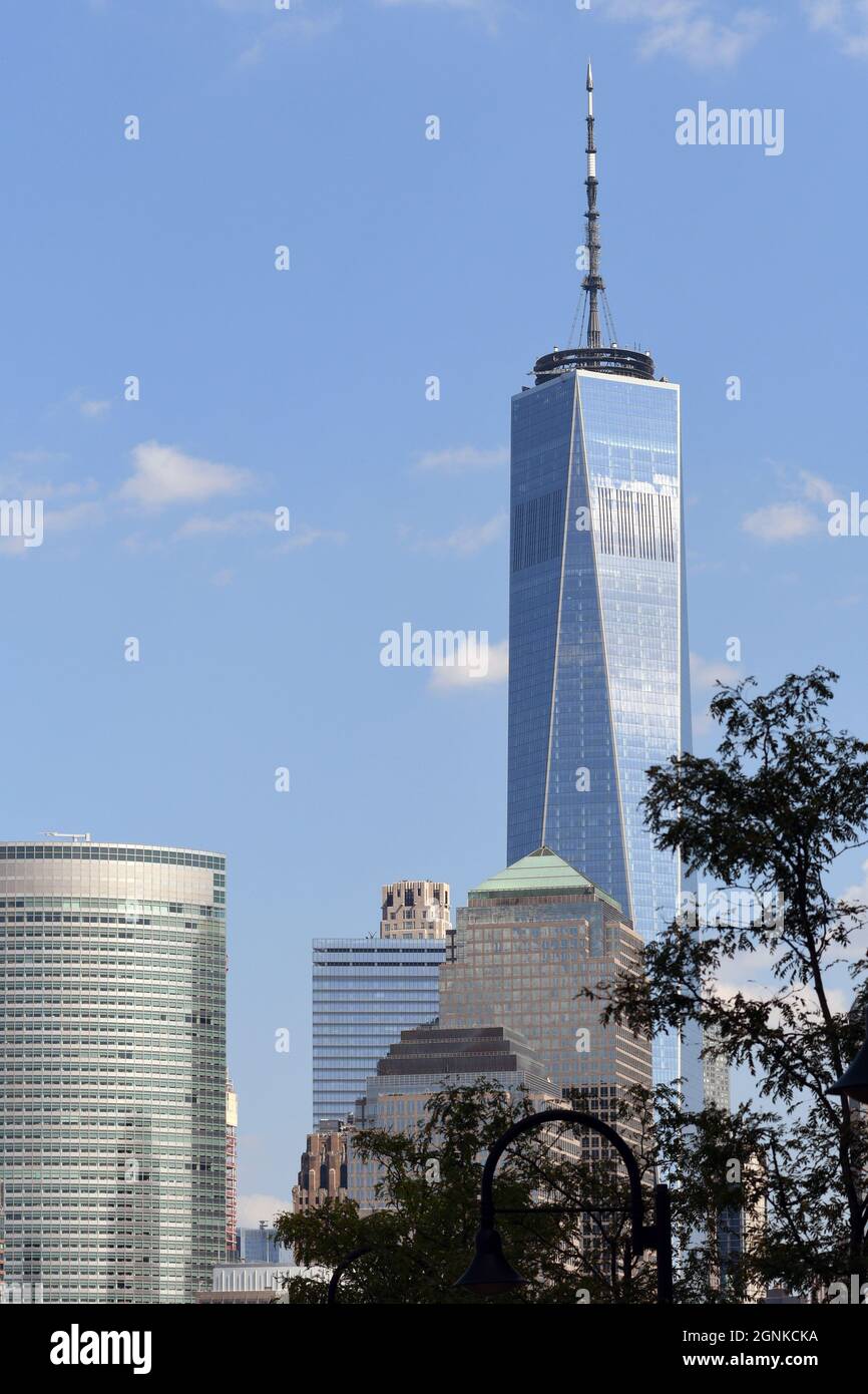 CITY CRUSH: Ein Blick über den Fluss von der Jersey City Waterfront bietet einen wunderschönen Blick auf die New Yorker Stadtlandschaft. Stockfoto