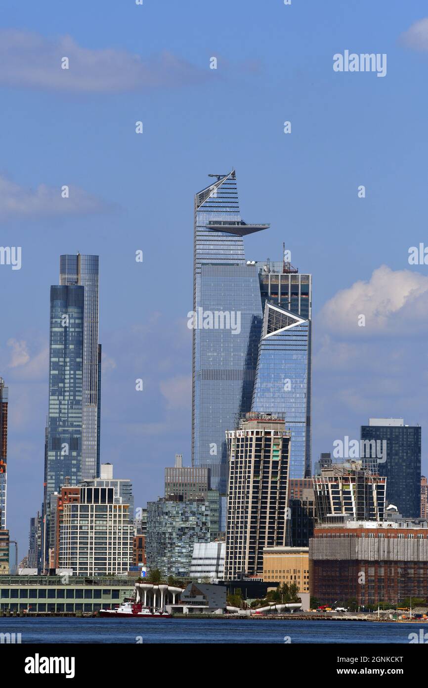 CITY CRUSH: Ein Blick über den Fluss von der Jersey City Waterfront bietet einen wunderschönen Blick auf die New Yorker Stadtlandschaft. Stockfoto