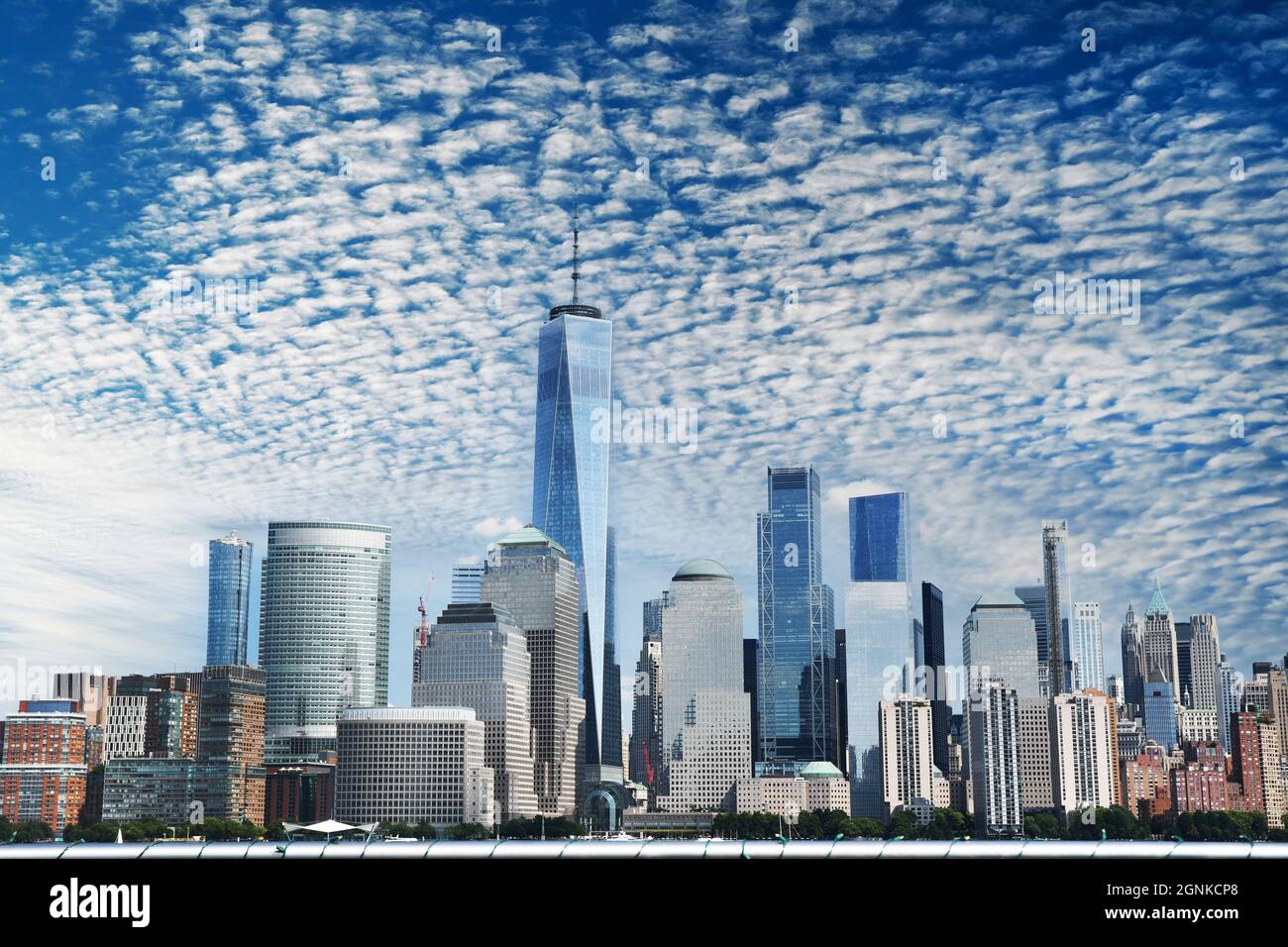 CITY CRUSH: Ein Blick über den Fluss von der Jersey City Waterfront bietet einen wunderschönen Blick auf die New Yorker Stadtlandschaft. Stockfoto