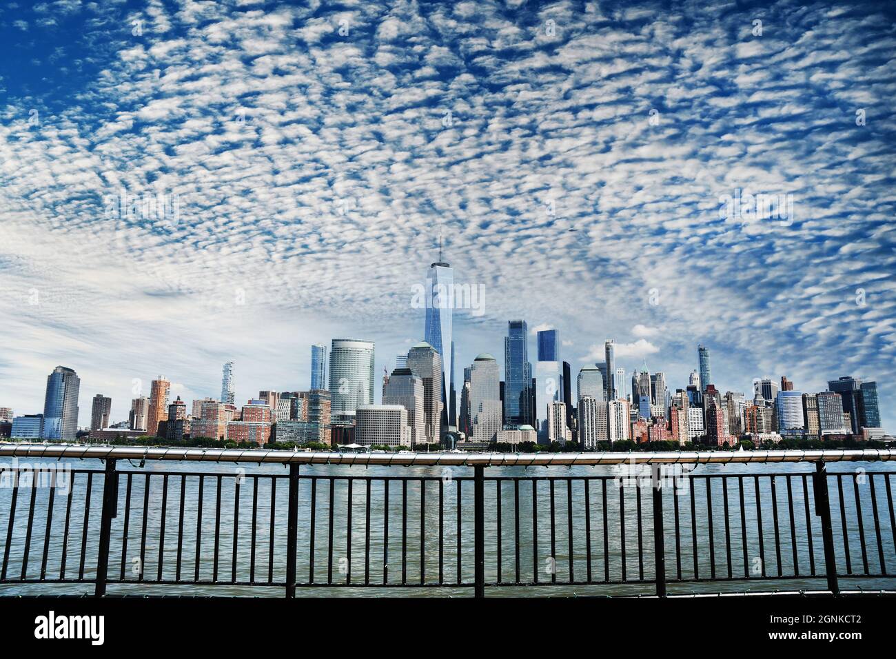 CITY CRUSH: Ein Blick über den Fluss von der Jersey City Waterfront bietet einen wunderschönen Blick auf die New Yorker Stadtlandschaft. Stockfoto