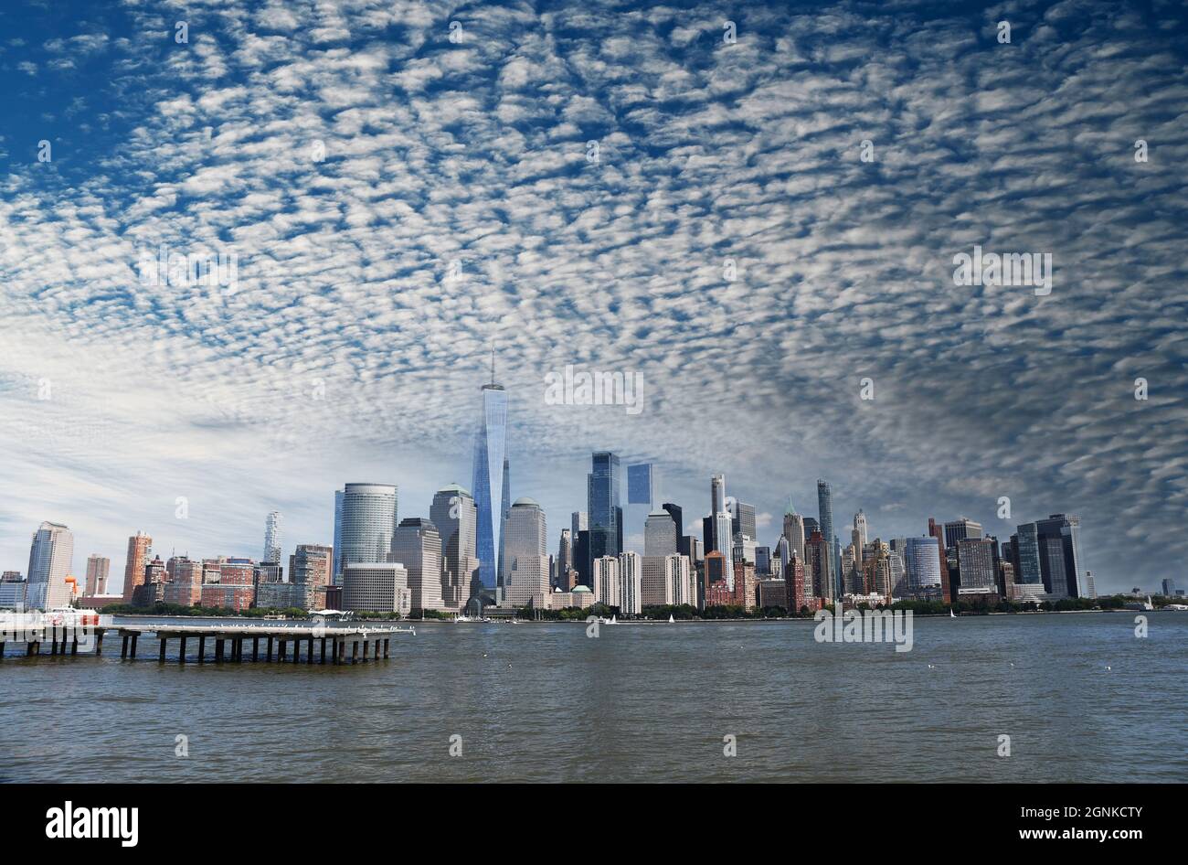 CITY CRUSH: Ein Blick über den Fluss von der Jersey City Waterfront bietet einen wunderschönen Blick auf die New Yorker Stadtlandschaft. Stockfoto