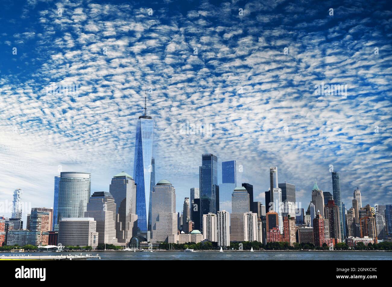 CITY CRUSH: Ein Blick über den Fluss von der Jersey City Waterfront bietet einen wunderschönen Blick auf die New Yorker Stadtlandschaft. Stockfoto