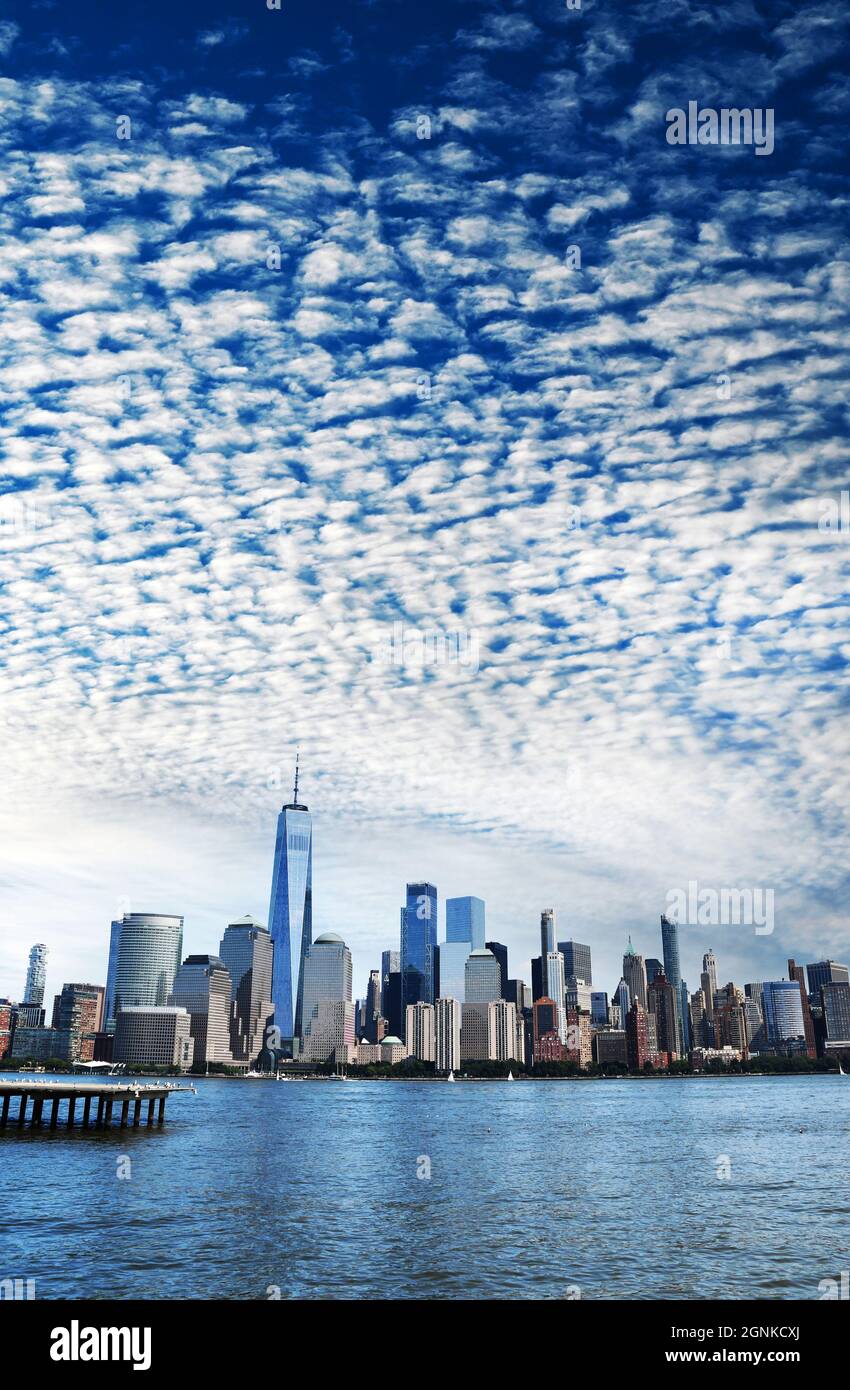 CITY CRUSH: Ein Blick über den Fluss von der Jersey City Waterfront bietet einen wunderschönen Blick auf die New Yorker Stadtlandschaft. Stockfoto