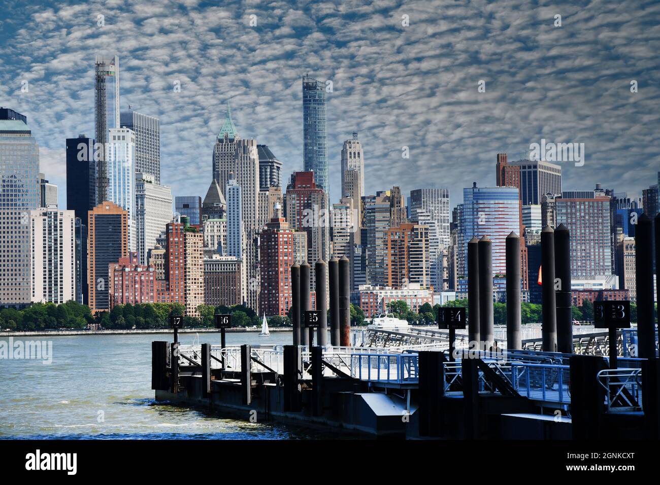 CITY CRUSH: Ein Blick über den Fluss von der Jersey City Waterfront bietet einen wunderschönen Blick auf die New Yorker Stadtlandschaft. Stockfoto
