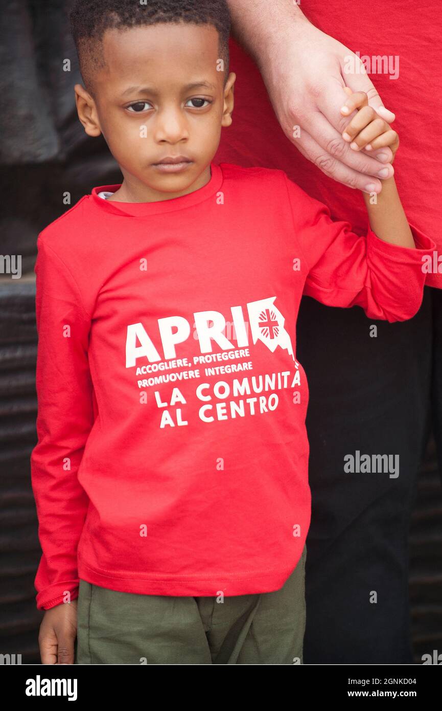 Italien, Rom, Vatikan,21/09/26. Migranten der Diözese Rom und des Centro Astalli sowie Vertreter von 'APRI', dem Projekt der Caritas Italyana, das sich mit der Aufnahme von Migranten und Flüchtlingen in den italienischen Diözesen während des wöchentlichen Angelus-Gebets beschäftigt, gefolgt von der Rezitation der Regina Coeli im Vatikan. Stockfoto