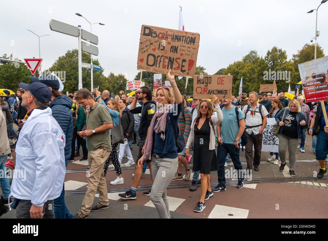 Den Haag, Niederlande - 25 2021. September: Demonstration in Den Haag, Niederlande gegen die Zwangsverordnungen mit Schildern und Spruchbändern Stockfoto