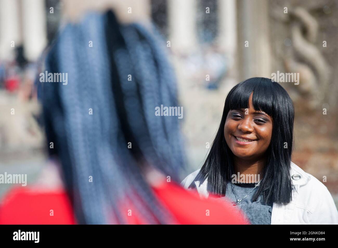 Italien, Rom, Vatikan,21/09/26. Migranten der Diözese Rom und des Centro Astalli sowie Vertreter von 'APRI', dem Projekt der Caritas Italyana, das sich mit der Aufnahme von Migranten und Flüchtlingen in den italienischen Diözesen während des wöchentlichen Angelus-Gebets beschäftigt, gefolgt von der Rezitation der Regina Coeli im Vatikan. Stockfoto