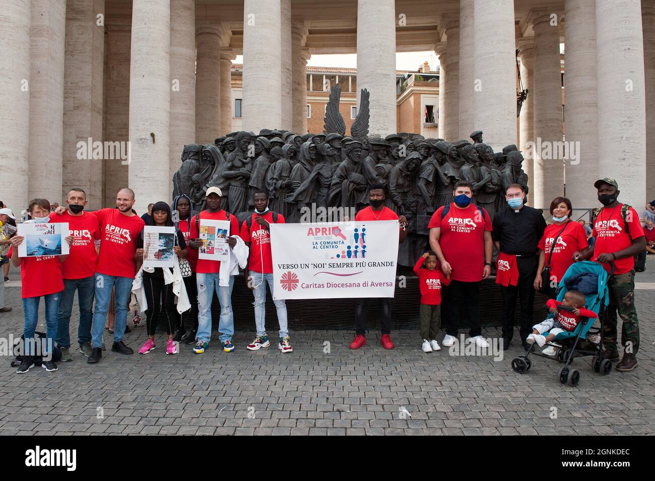Italien, Rom, Vatikan,21/09/26. Migranten der Diözese Rom und des Centro Astalli sowie Vertreter von 'APRI', dem Projekt der Caritas Italyana, das sich mit der Aufnahme von Migranten und Flüchtlingen in den italienischen Diözesen während des wöchentlichen Angelus-Gebets beschäftigt, gefolgt von der Rezitation der Regina Coeli im Vatikan Stockfoto