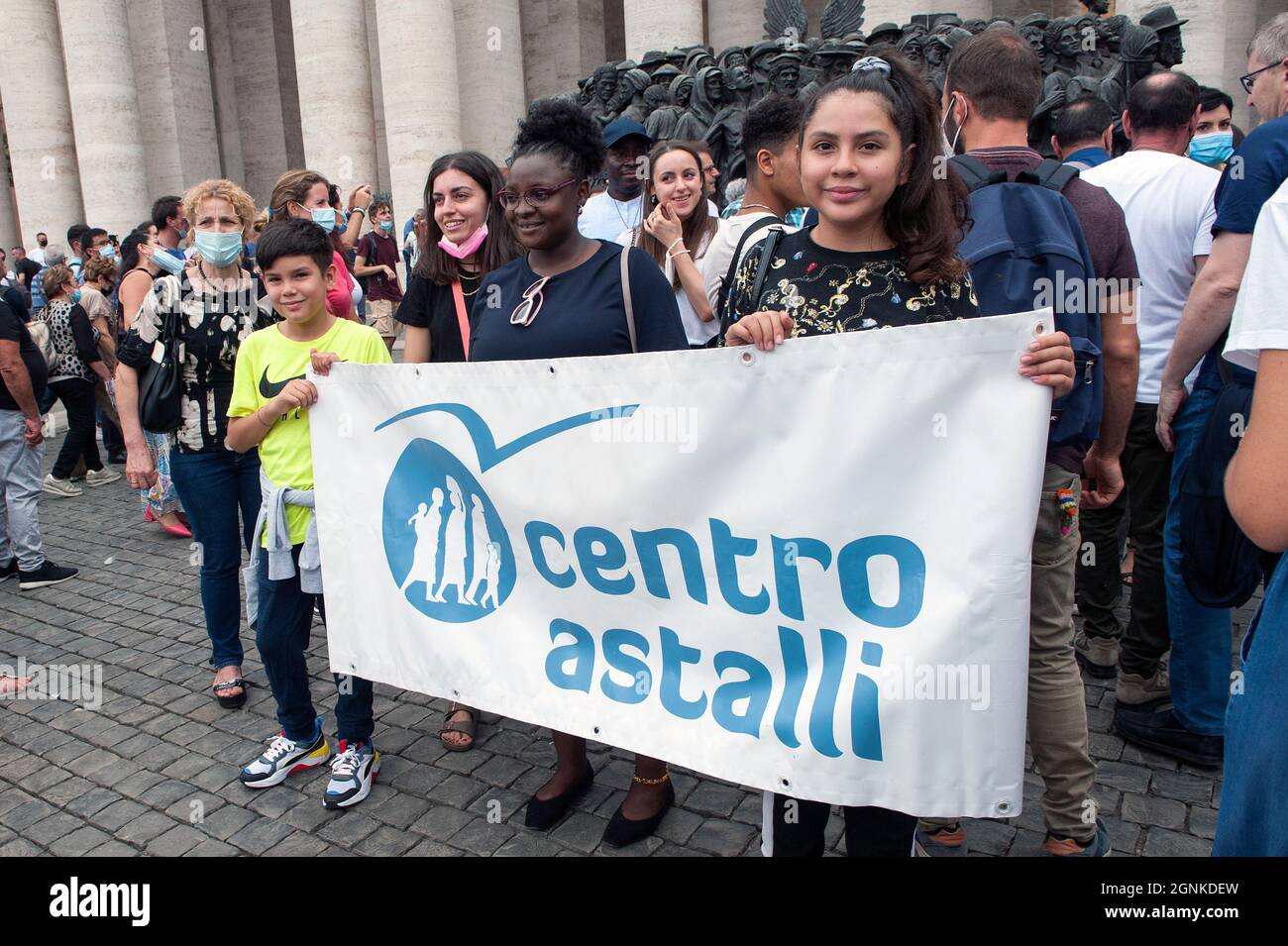 Italien, Rom, Vatikan,21/09/26. Migranten der Diözese Rom und des Centro Astalli sowie Vertreter von 'APRI', dem Projekt der Caritas Italyana, das sich mit der Aufnahme von Migranten und Flüchtlingen in den italienischen Diözesen während des wöchentlichen Angelus-Gebets beschäftigt, gefolgt von der Rezitation der Regina Coeli im Vatikan. Stockfoto